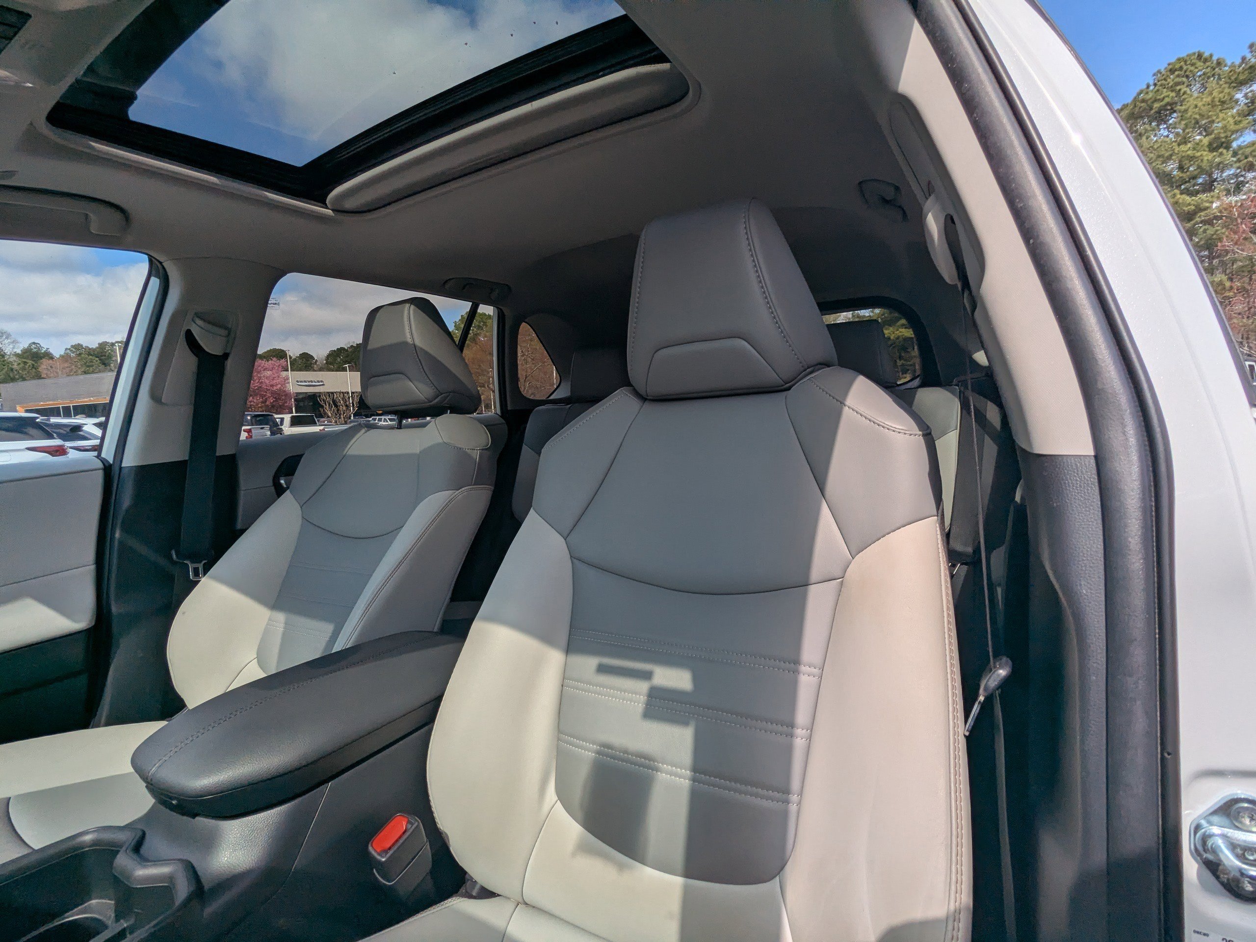 Used 2023 Toyota RAV4 XLE Premium image 9