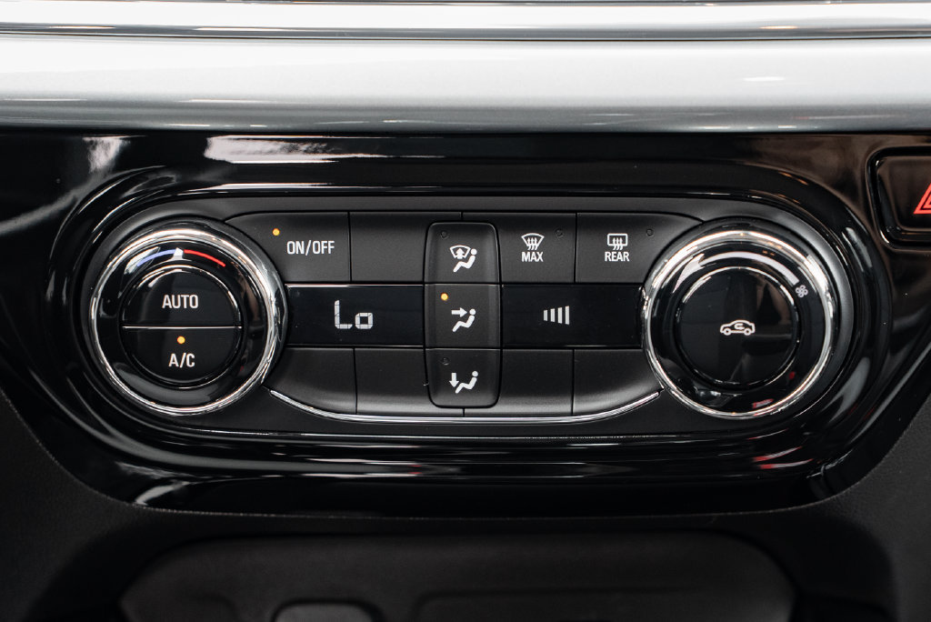 Used 2025 Chevrolet Trax LT FWD image 12