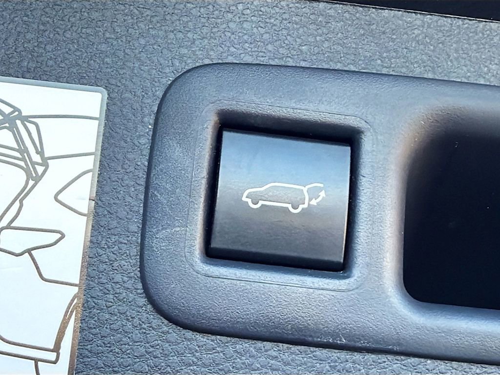 Used 2023 Toyota Highlander Limited image 15