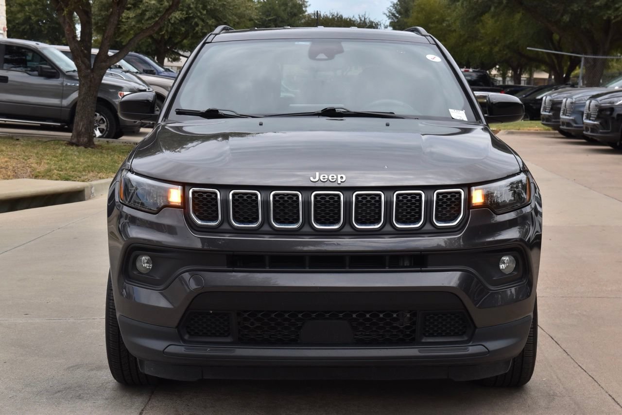Used 2024 Jeep Compass Latitude AWD/4WD image 3