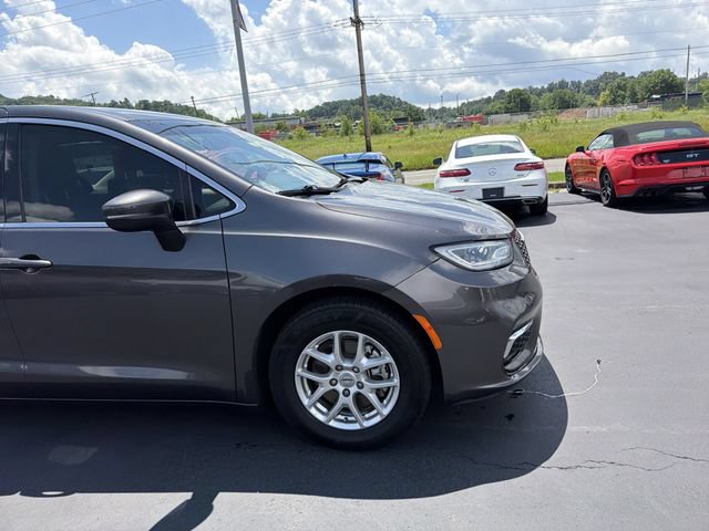 Used 2023 Chrysler Pacifica Touring-L FWD image 2