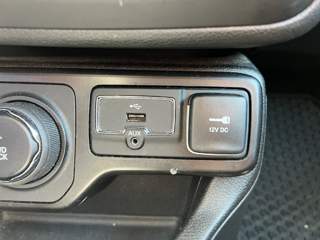 Used 2023 Jeep Renegade Latitude AWD/4WD image 24