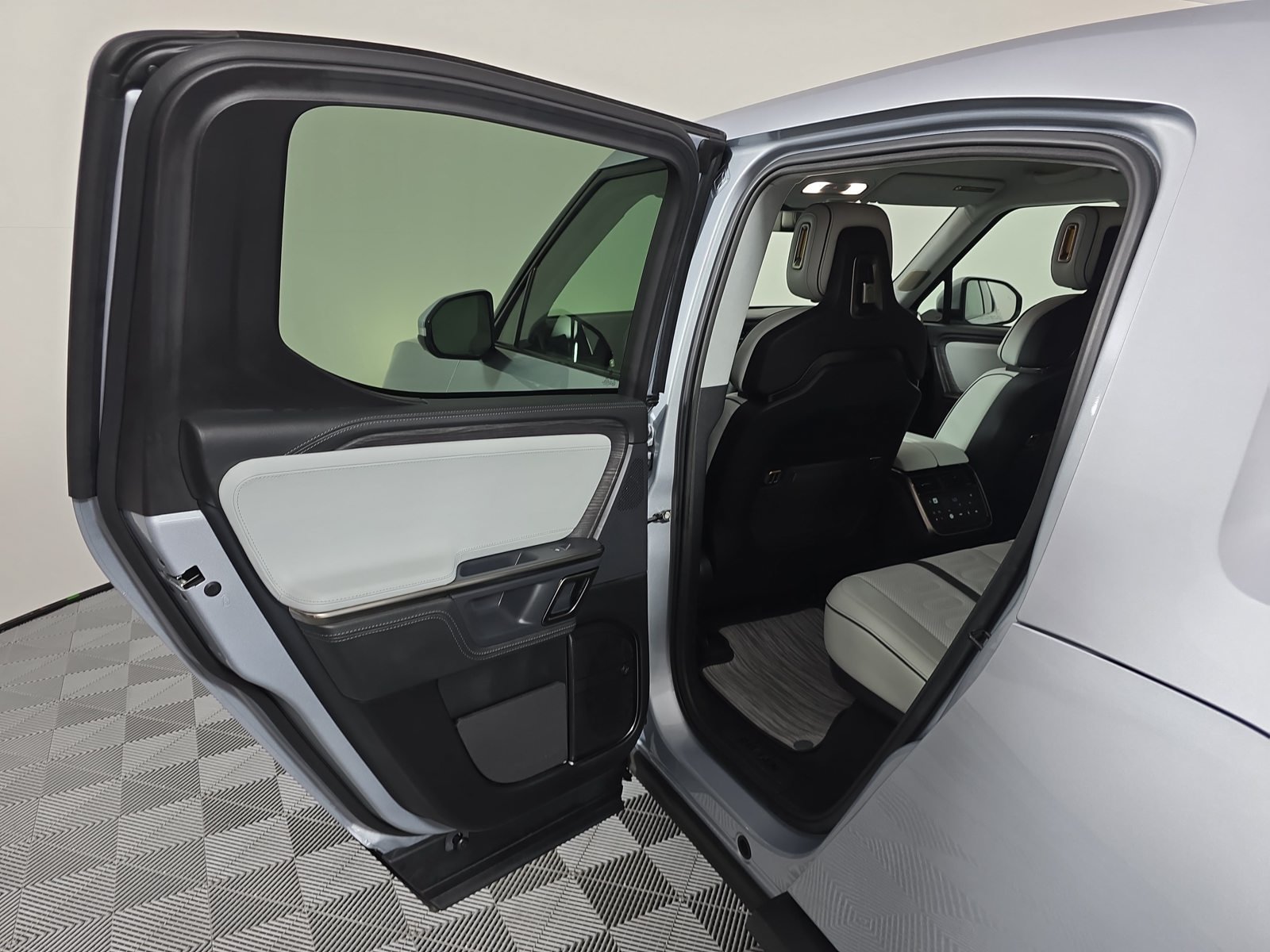 Used 2024 Rivian R1T Adventure Dual AWD/4WD image 17