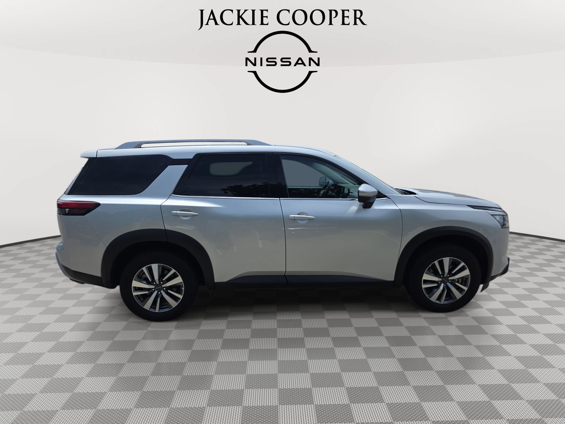 Used 2025 Nissan Pathfinder SL FWD image 4