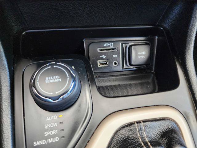 Used 2016 Jeep Cherokee Latitude w/ Cold Weather Group AWD/4WD image 21