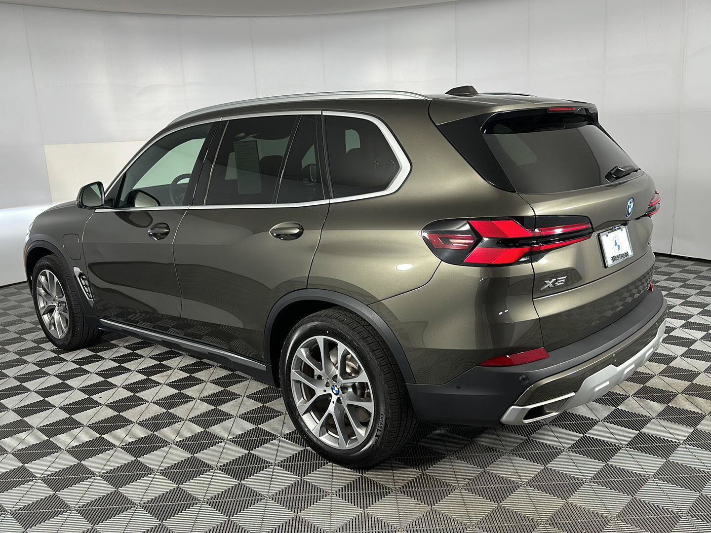 New 2026 BMW X5 xDrive50e w/ Premium Package AWD/4WD image 8