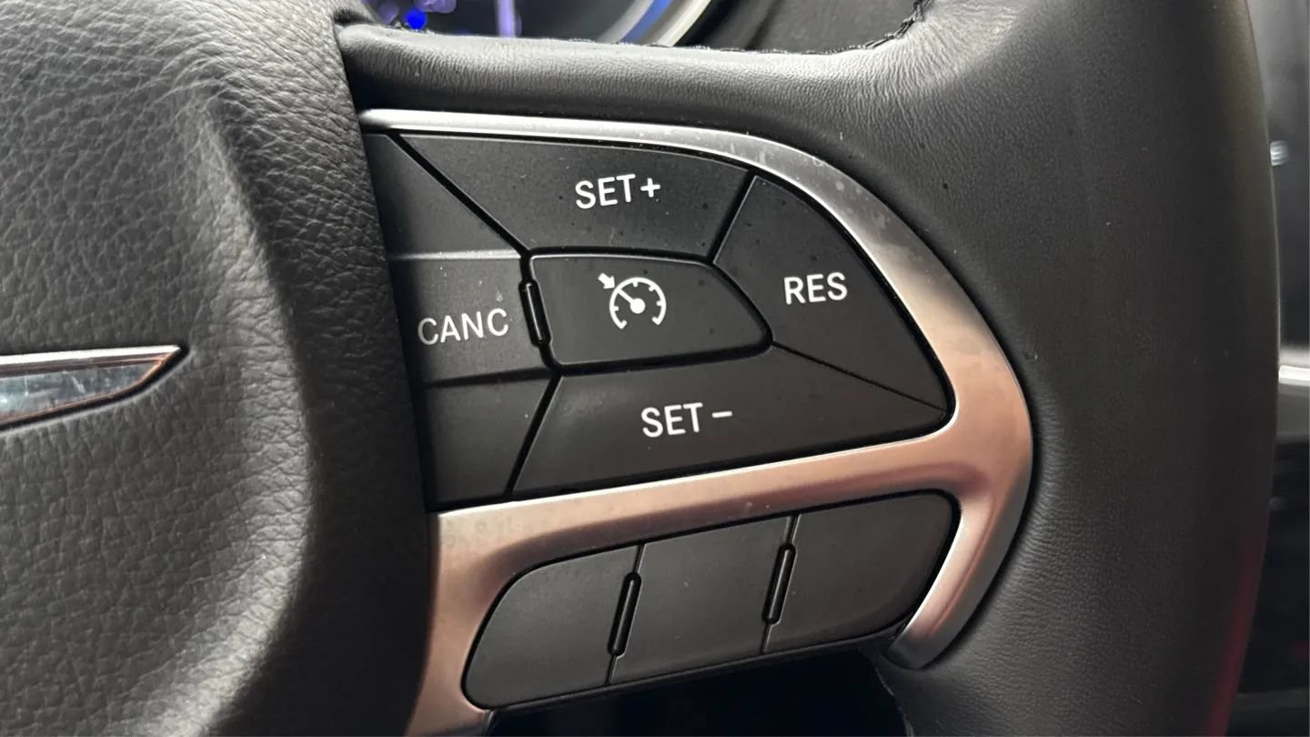 Used 2015 Chrysler 300 Limited RWD image 33