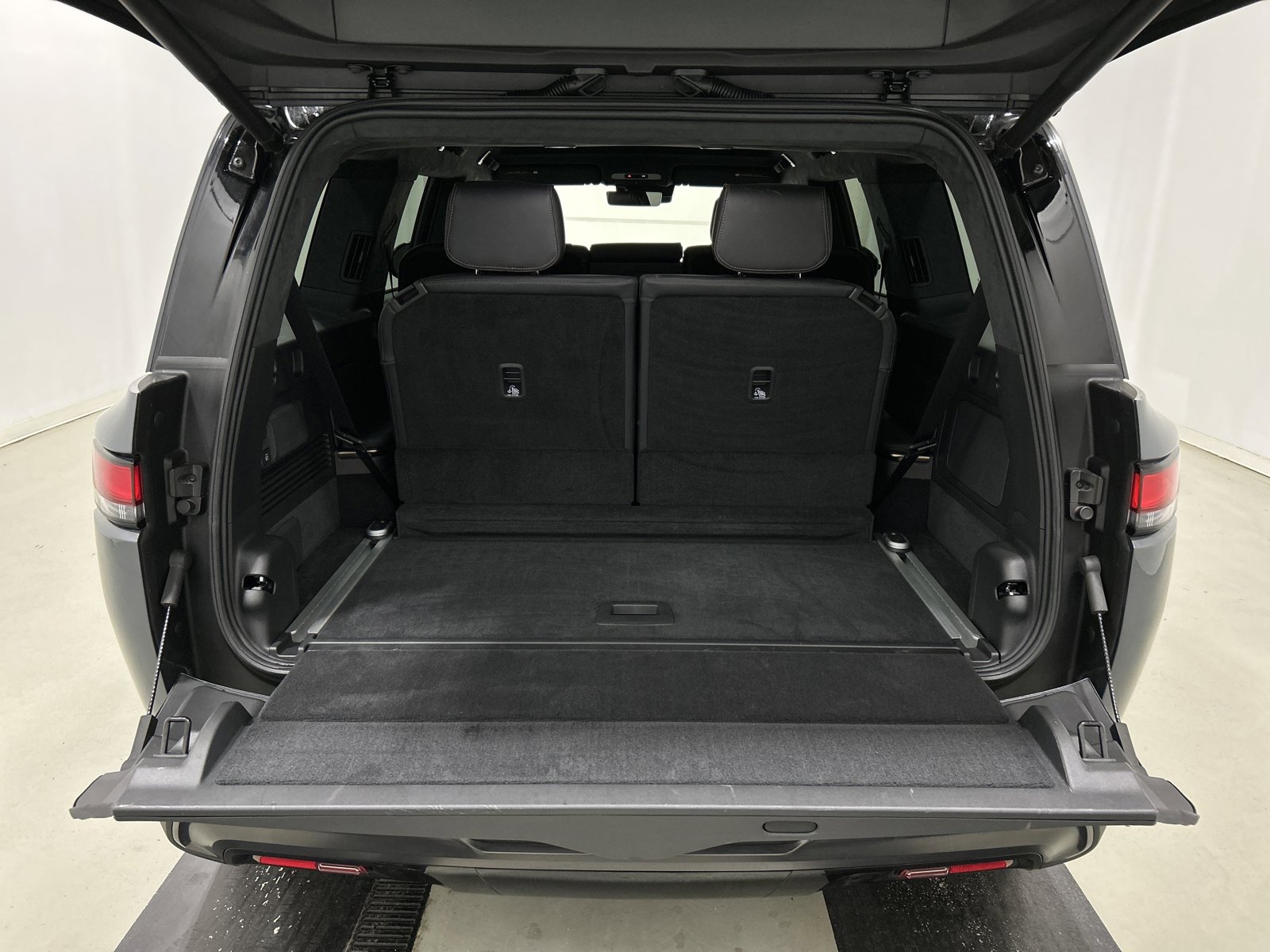 Used 2025 Rivian R1S Premium image 15