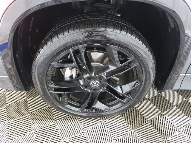 Used 2025 Volkswagen Tiguan SE R-Line AWD/4WD image 10