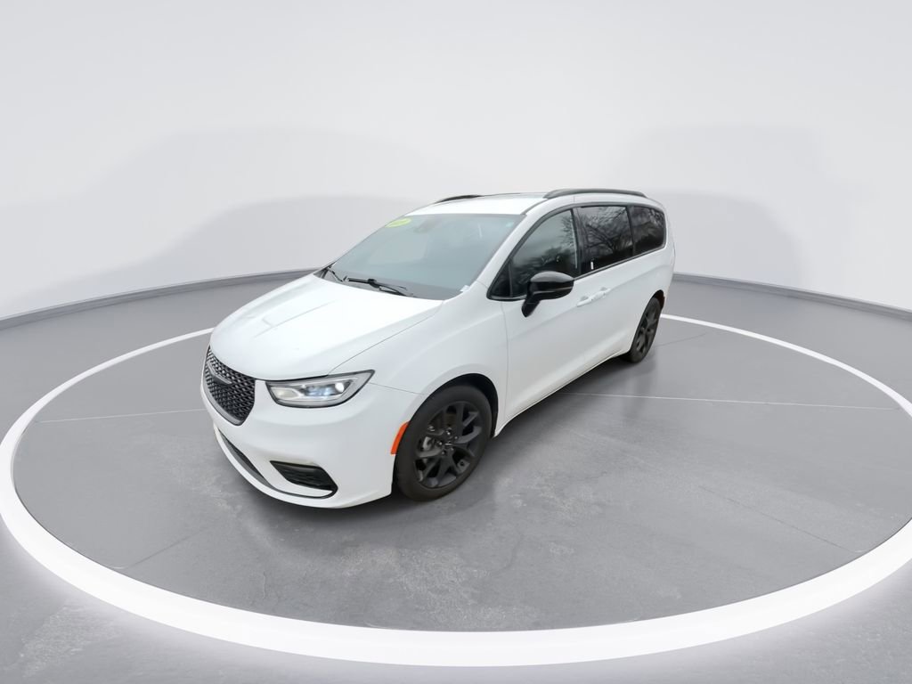 Used 2024 Chrysler Pacifica Touring-L w/ S Appearance Package FWD image 4