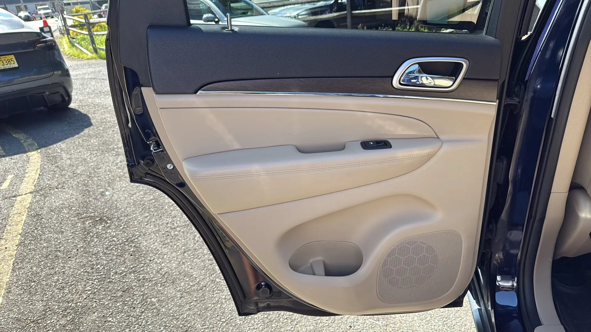 Used 2018 Jeep Grand Cherokee Limited AWD/4WD image 15
