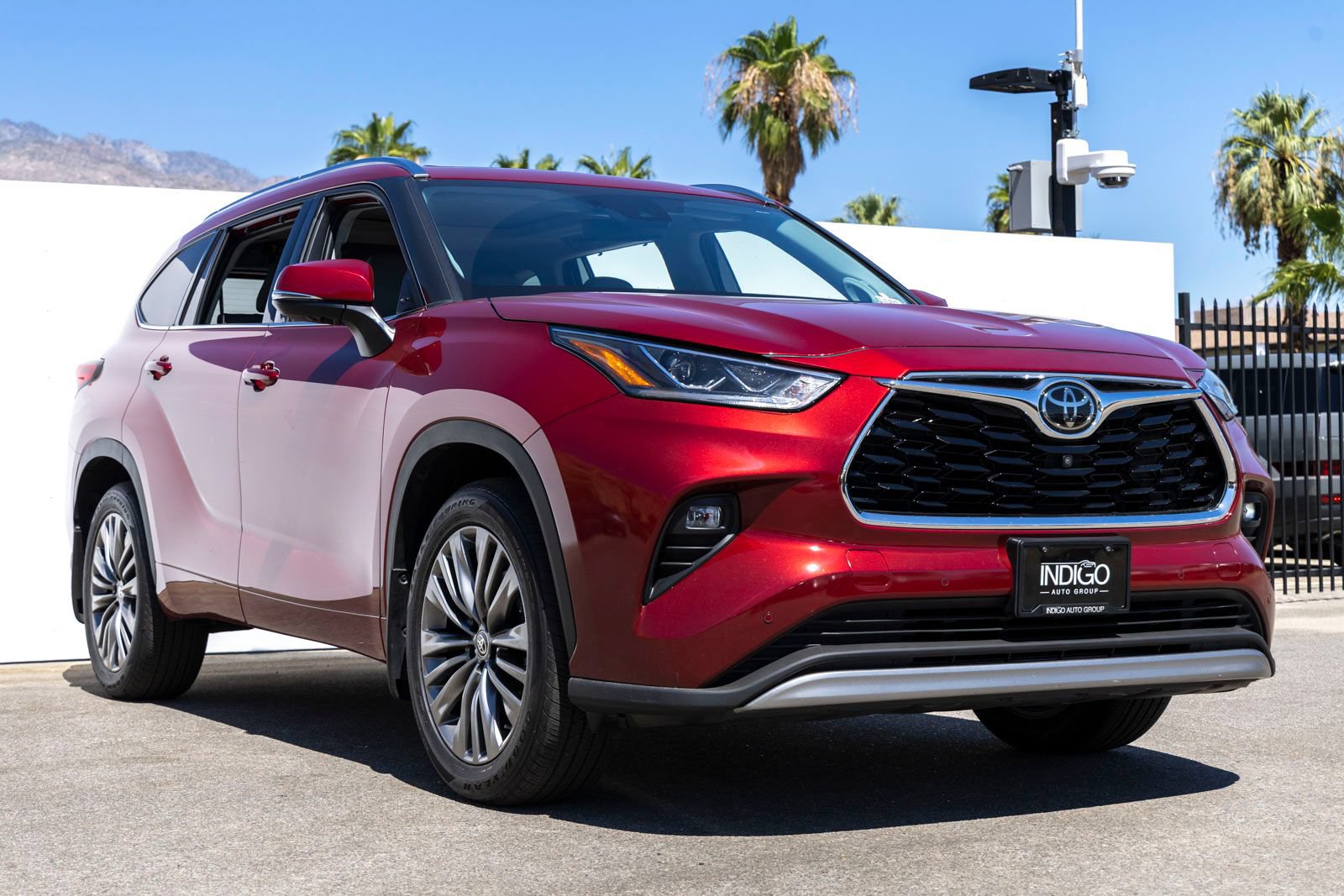 Used 2020 Toyota Highlander Platinum AWD/4WD image 2