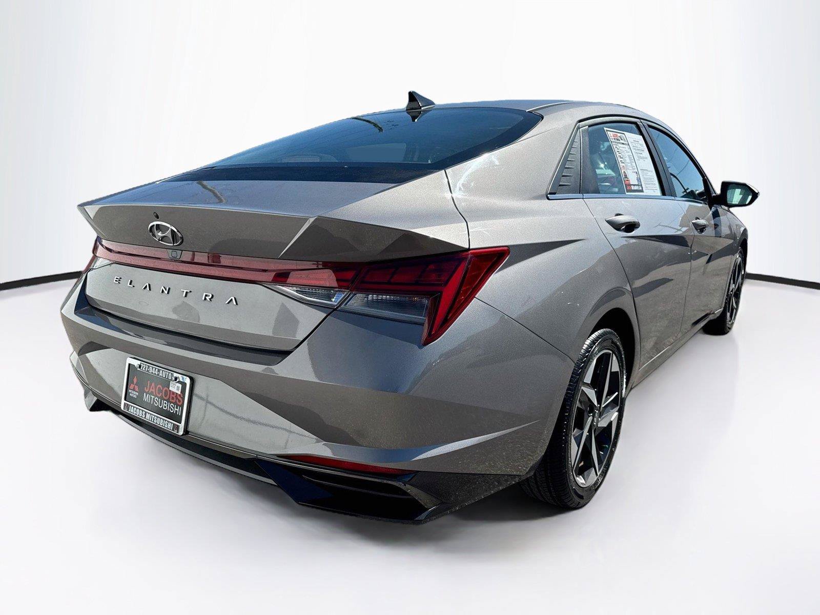 Used 2022 Hyundai Elantra SEL w/ Convenience + Premium Package FWD image 5