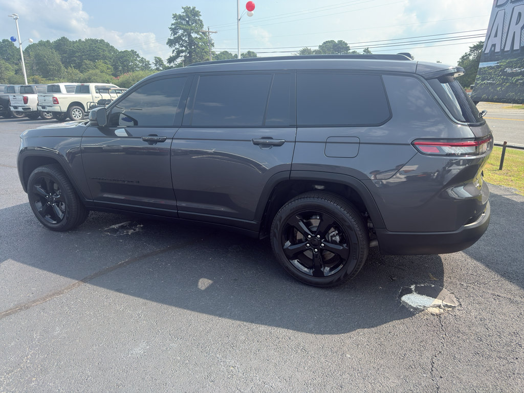 Used 2025 Jeep Grand Cherokee L Limited w/ Black Appearance Package AWD/4WD image 8