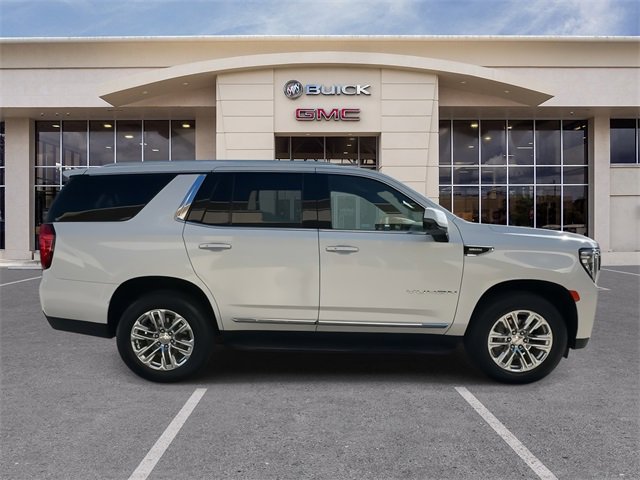 Used 2023 GMC Yukon SLT w/ SLT Luxury Package image 16