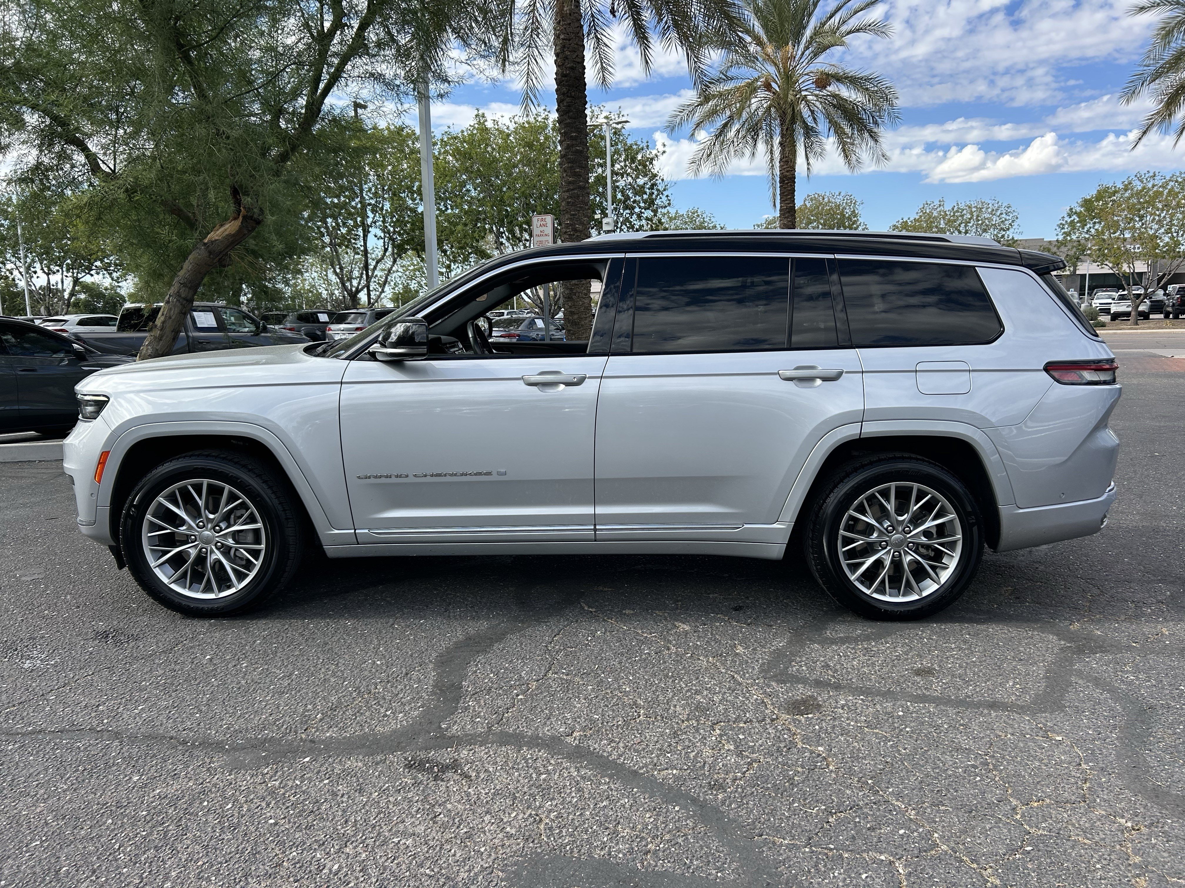 Used 2022 Jeep Grand Cherokee L Summit w/ Luxury Tech Group V AWD/4WD image 2