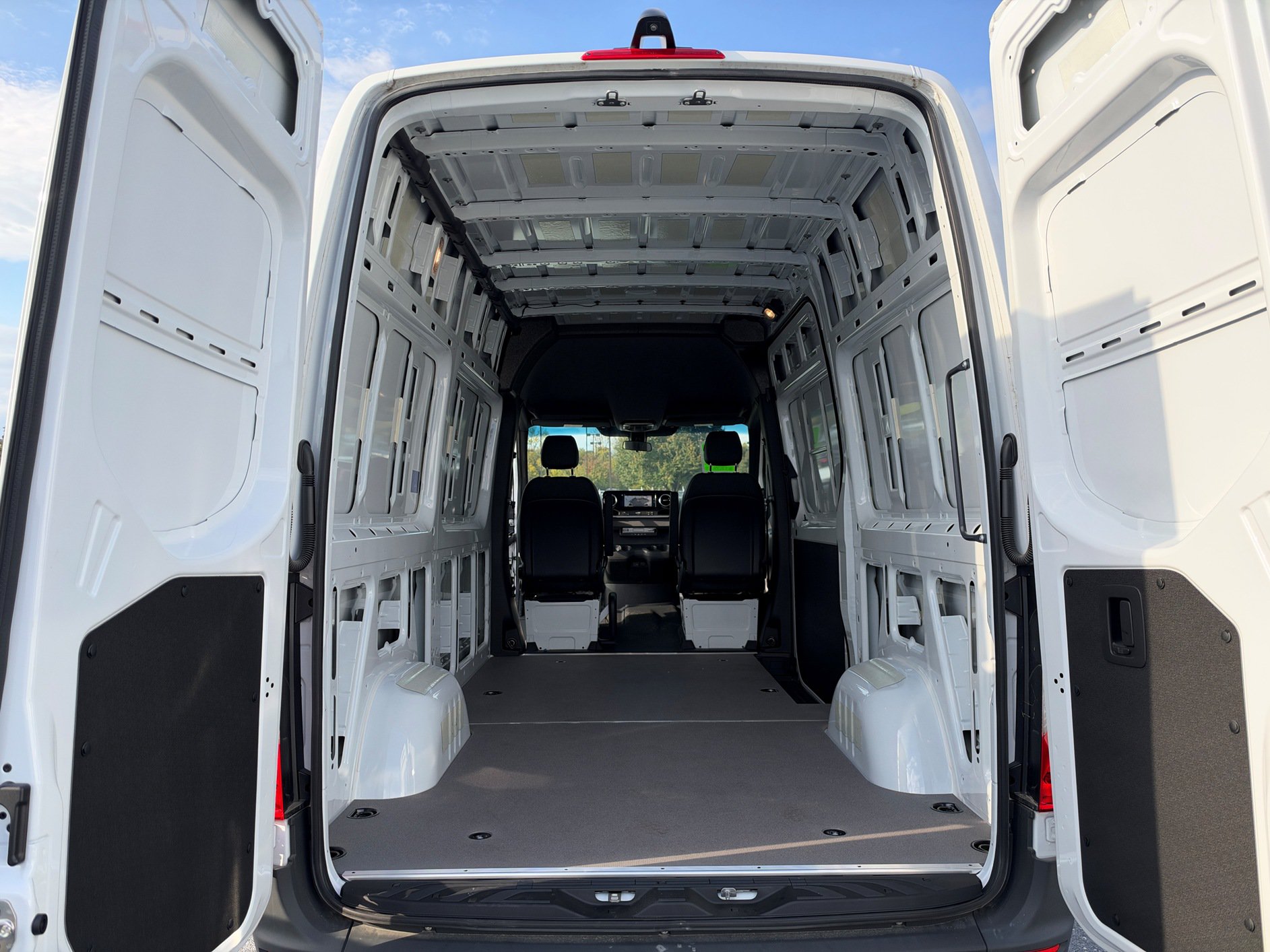Used 2025 Mercedes-Benz Sprinter 2500 image 21