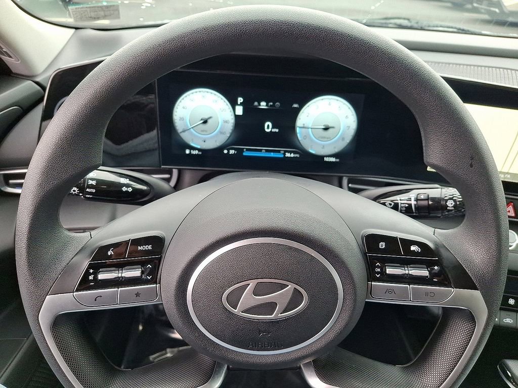 Used 2024 Hyundai Elantra SEL image 21