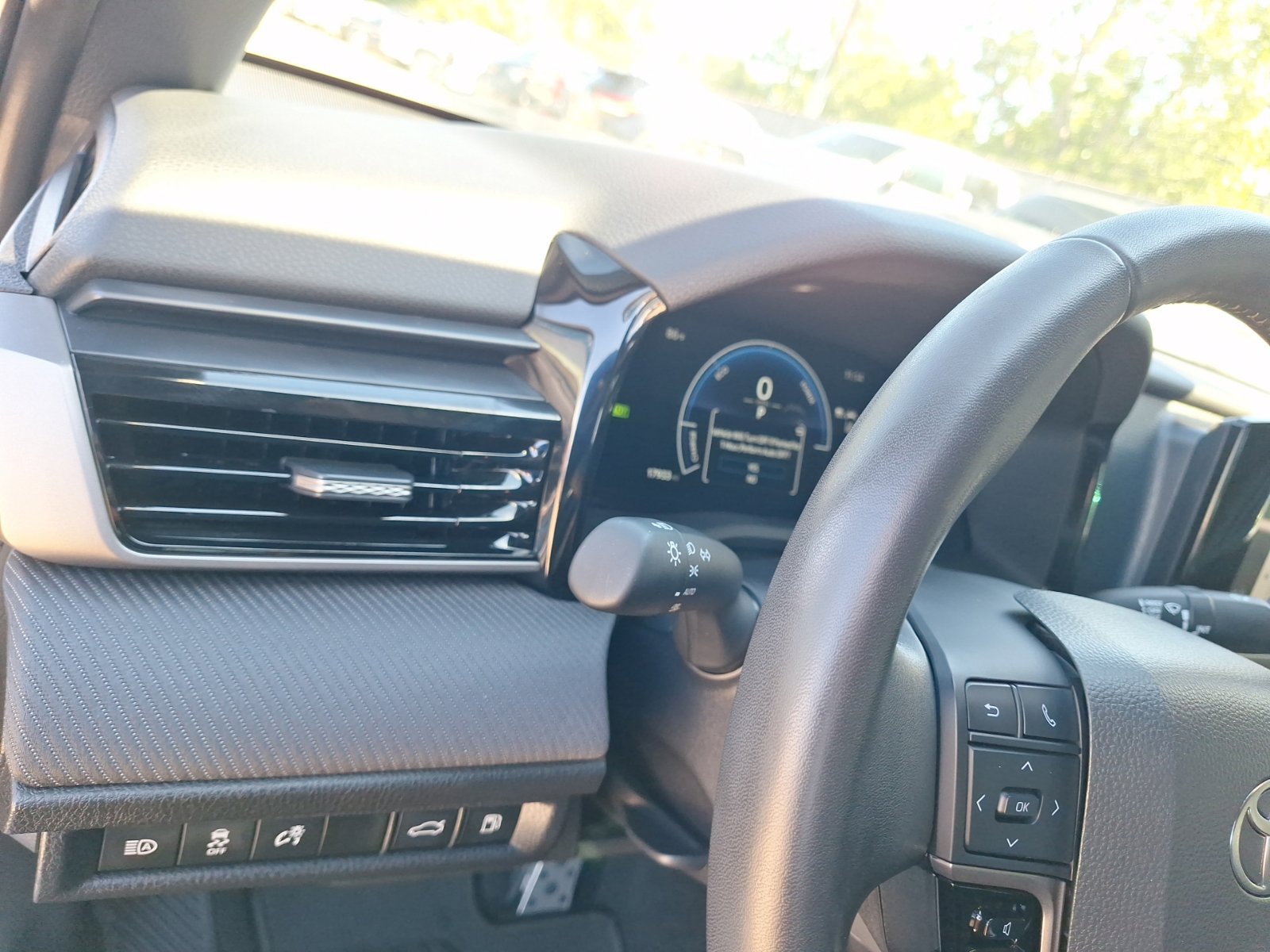 Used 2025 Toyota Camry SE w/ Convenience Package FWD image 18