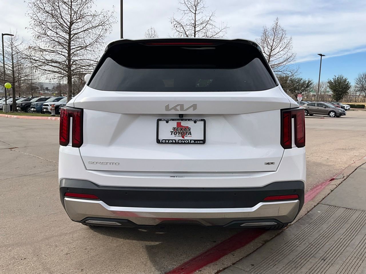 Used 2024 Kia Sorento S image 7