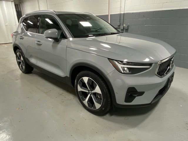 Used 2025 Volvo XC40 B5 Plus AWD/4WD image 4