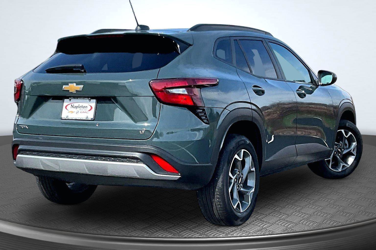 Used 2025 Chevrolet Trax LT FWD image 2