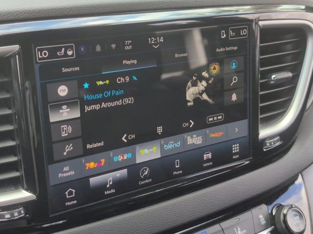 Used 2025 Chrysler Pacifica Select image 18