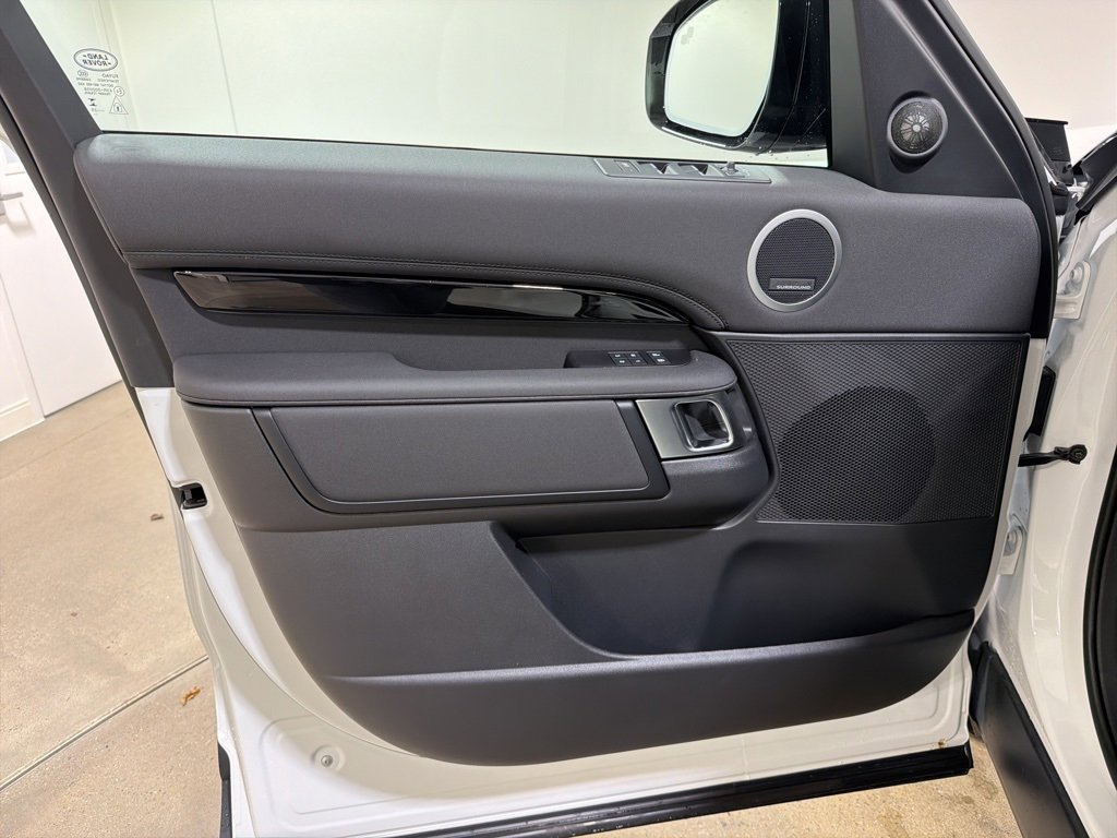 New 2025 Land Rover Discovery S image 9