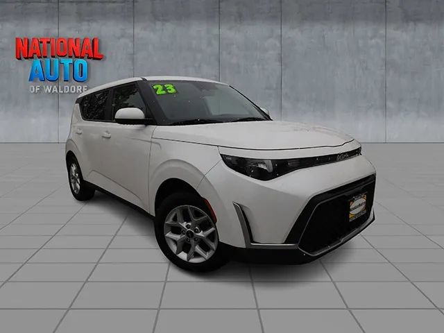 Used 2023 Kia Soul LX w/ Option Group 015 FWD image 1