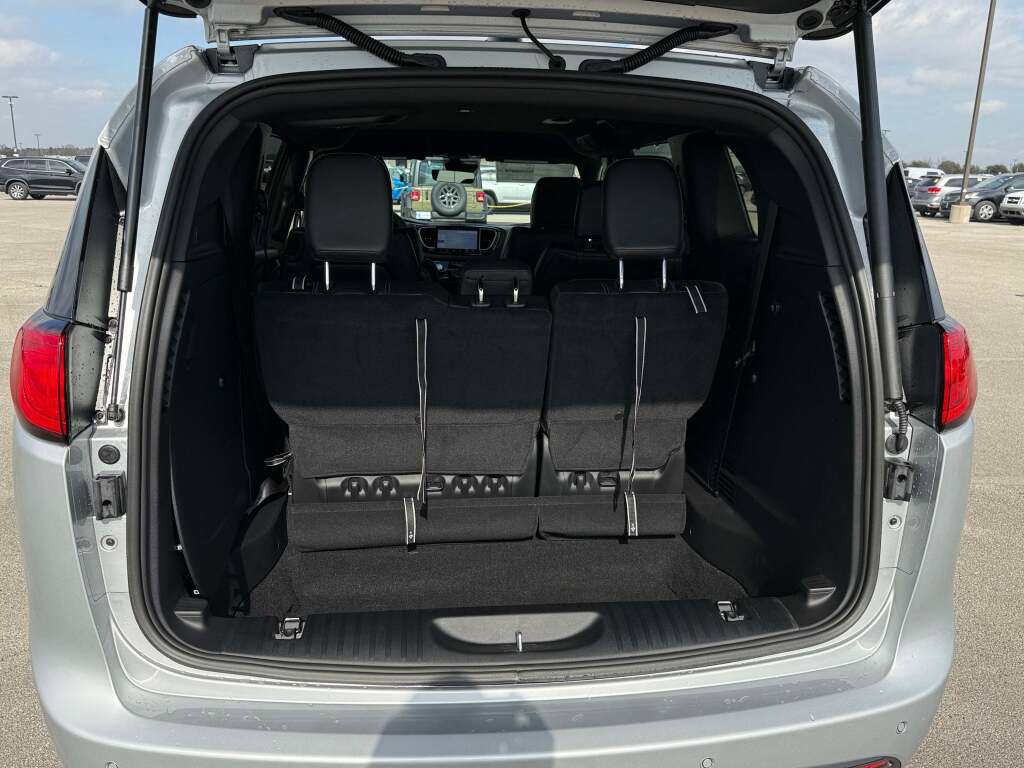 New 2026 Chrysler Voyager LX image 19
