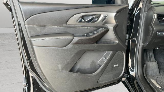 Used 2023 Chevrolet Traverse Premier FWD image 19