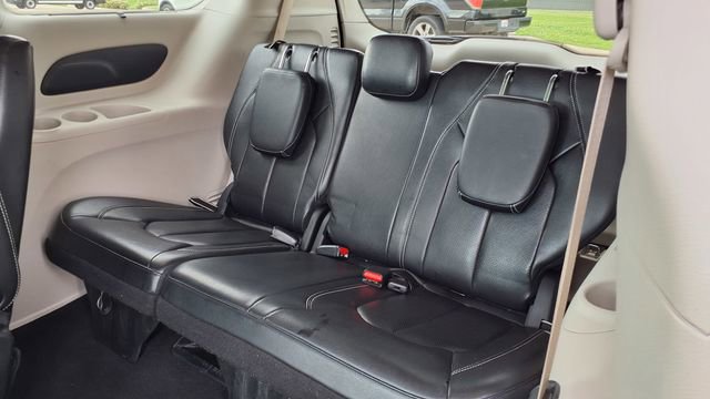 Used 2022 Chrysler Pacifica Touring-L image 20