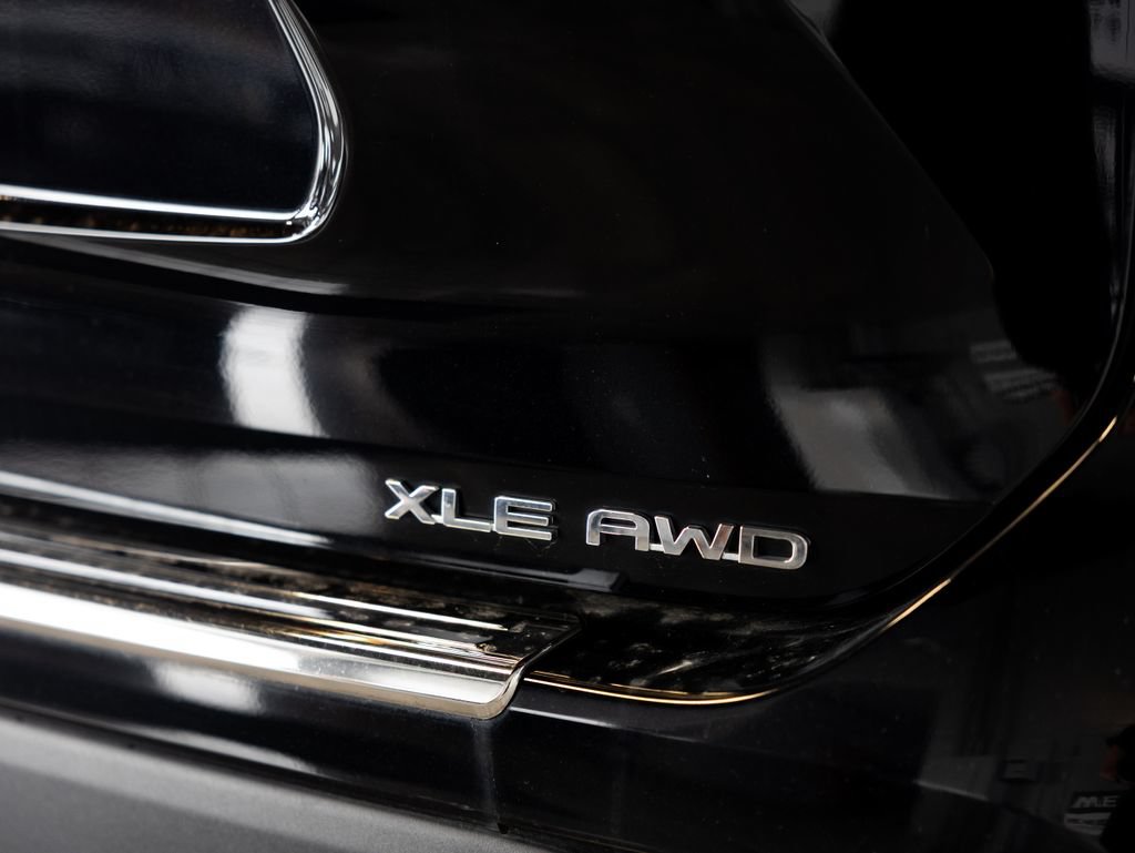 Used 2022 Toyota Highlander XLE AWD/4WD image 8