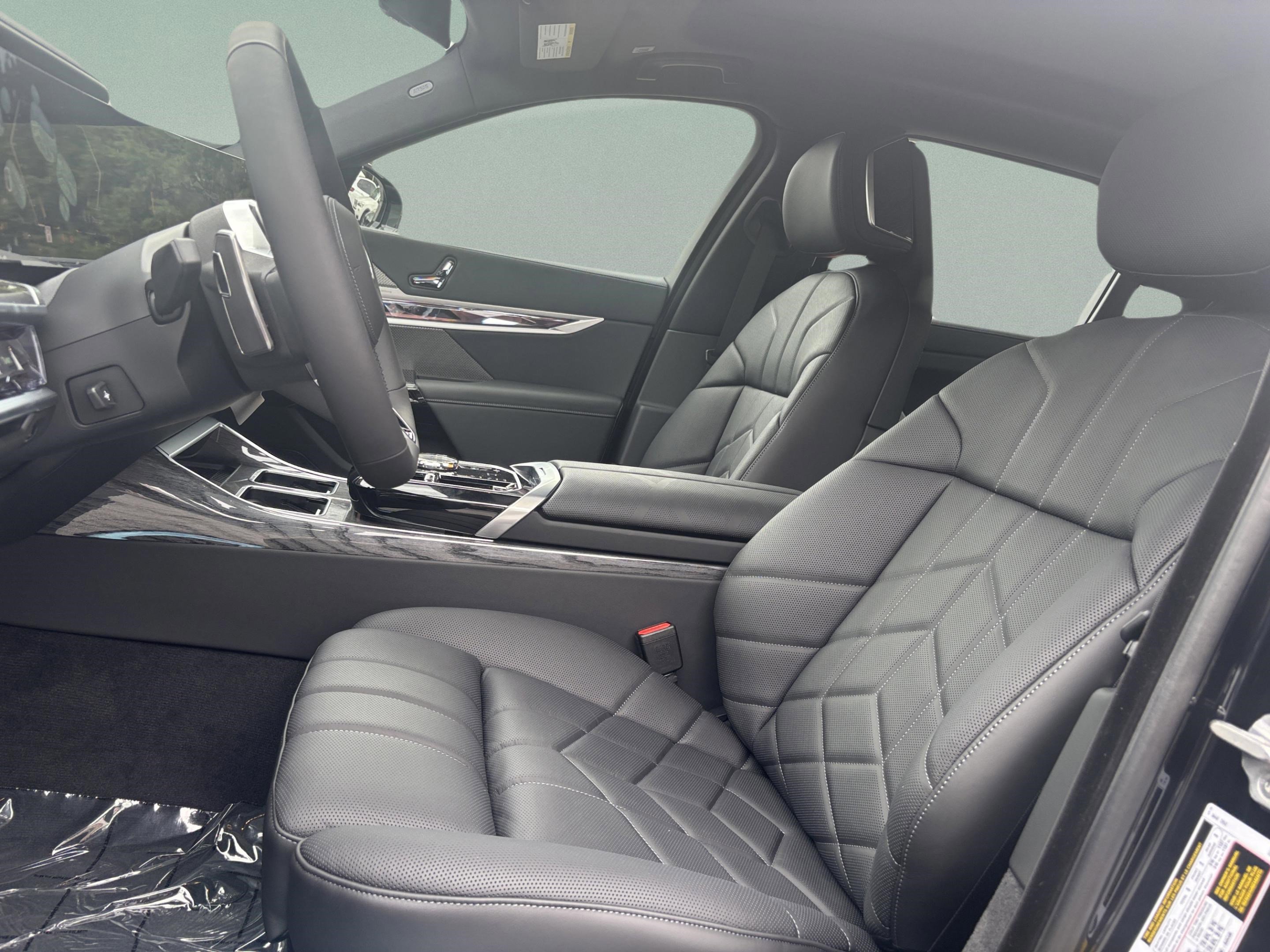 New 2026 BMW 750e xDrive image 19