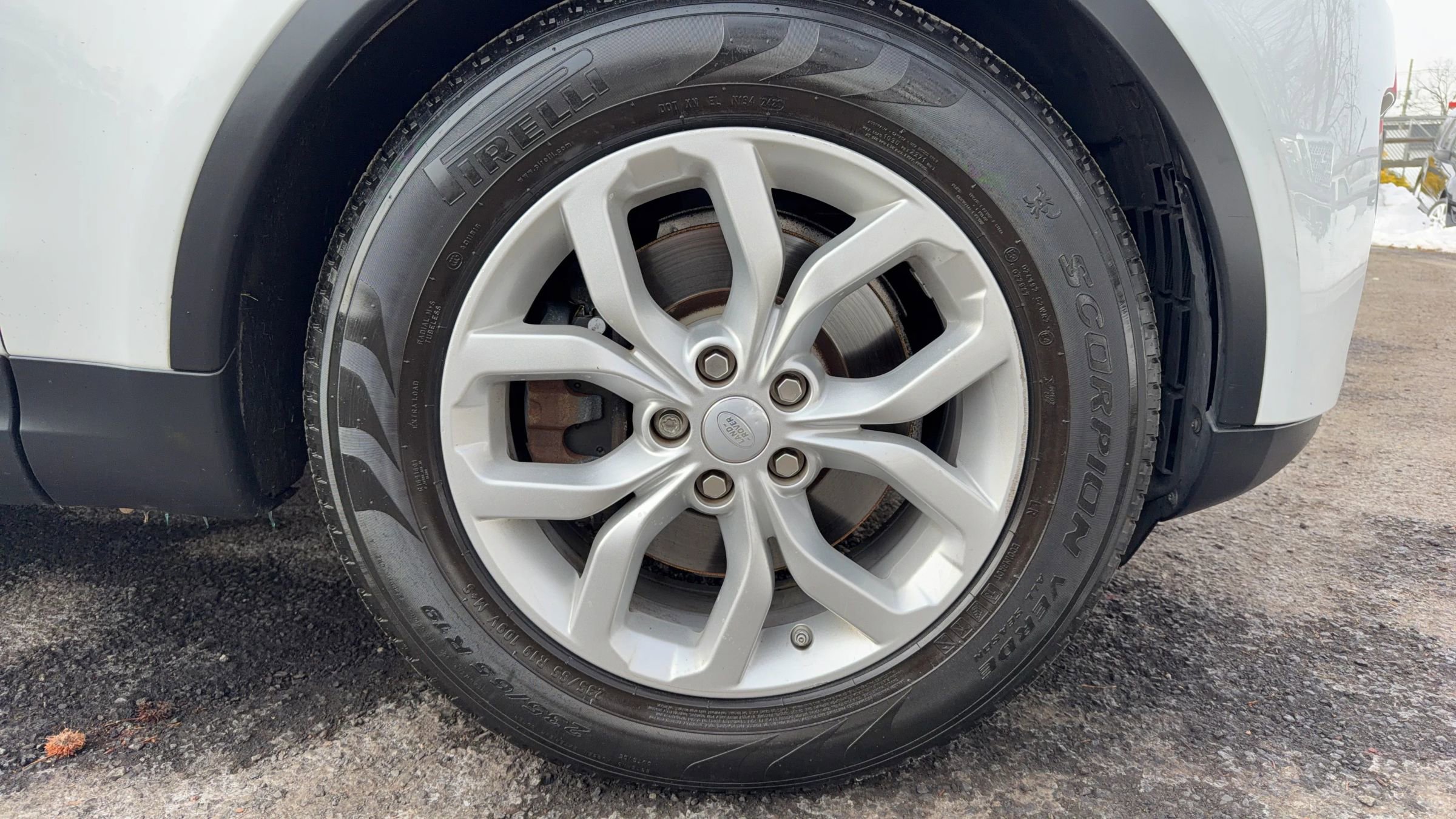 Used 2017 Land Rover Discovery SE image 12