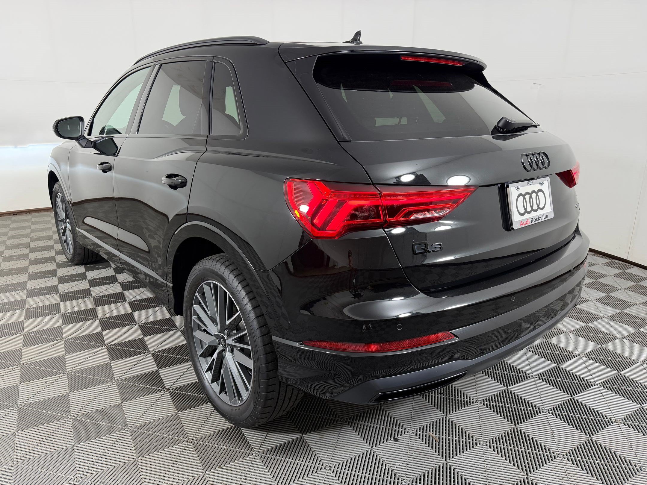 Used 2024 Audi Q3 2.0T Premium w/ Convenience Package AWD/4WD image 3
