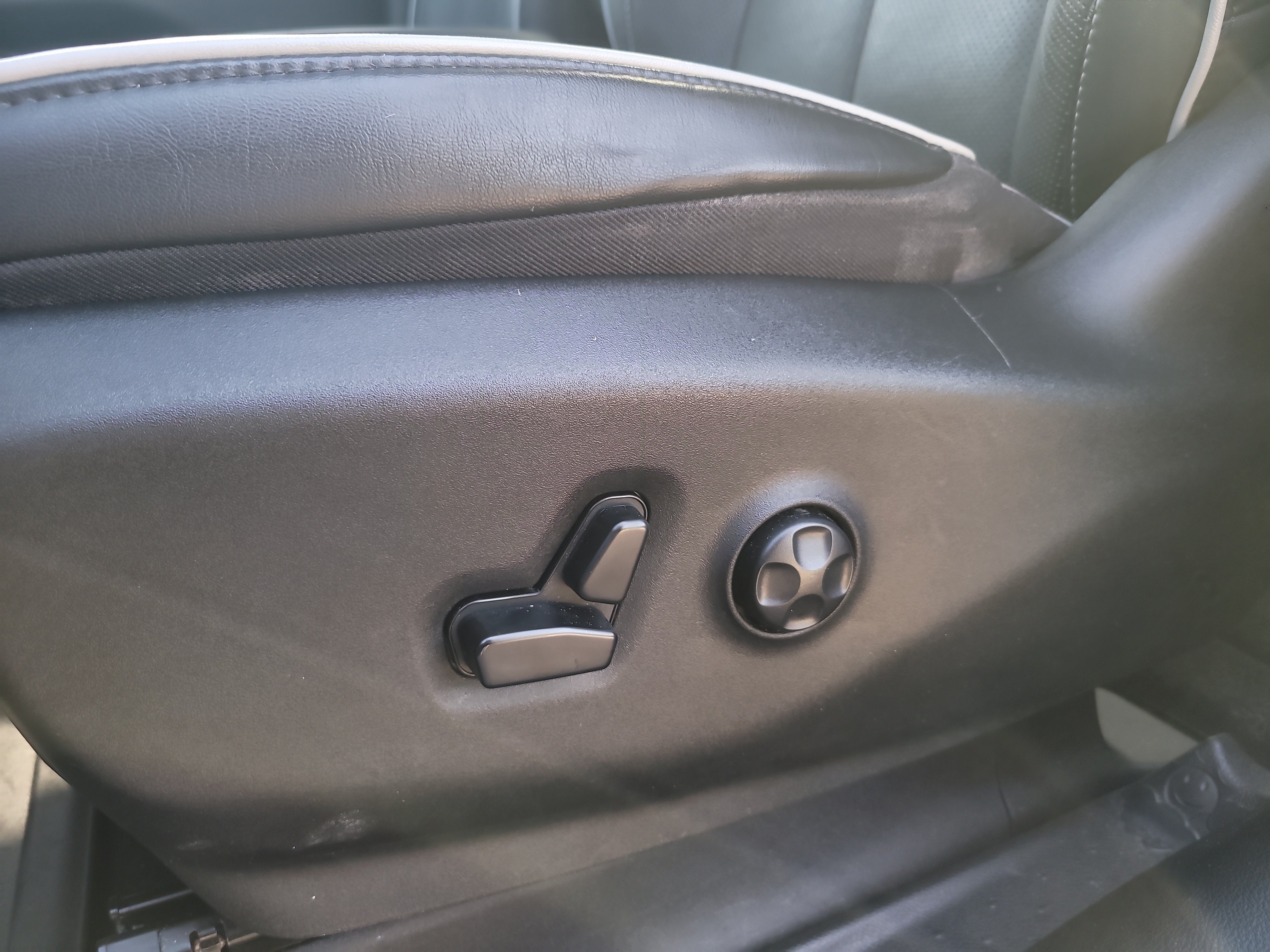 Used 2020 Chrysler Pacifica Limited w/ Advanced Safetytec Group FWD image 17