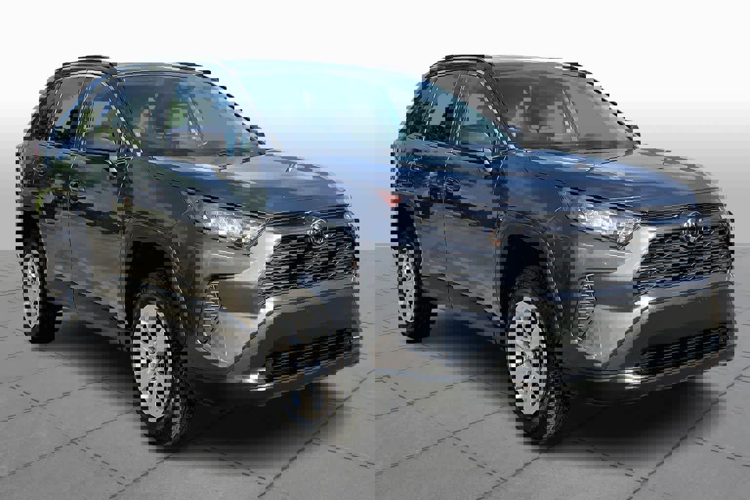 Used 2019 Toyota RAV4 LE image 3