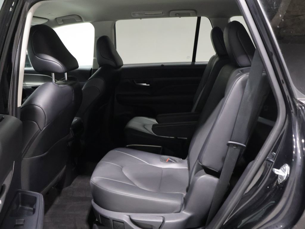 Used 2025 Toyota Grand Highlander AWD image 18