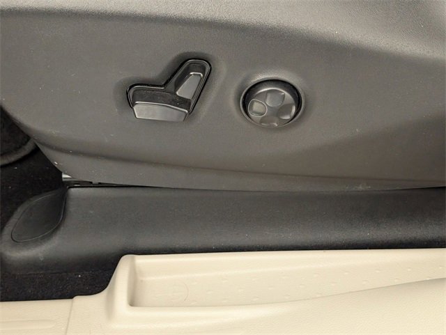 Certified 2023 Chrysler Pacifica Limited image 15