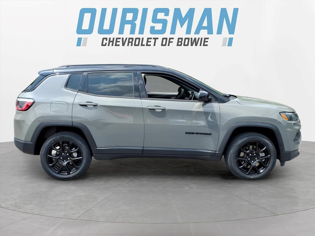 Used 2023 Jeep Compass Latitude AWD/4WD image 2