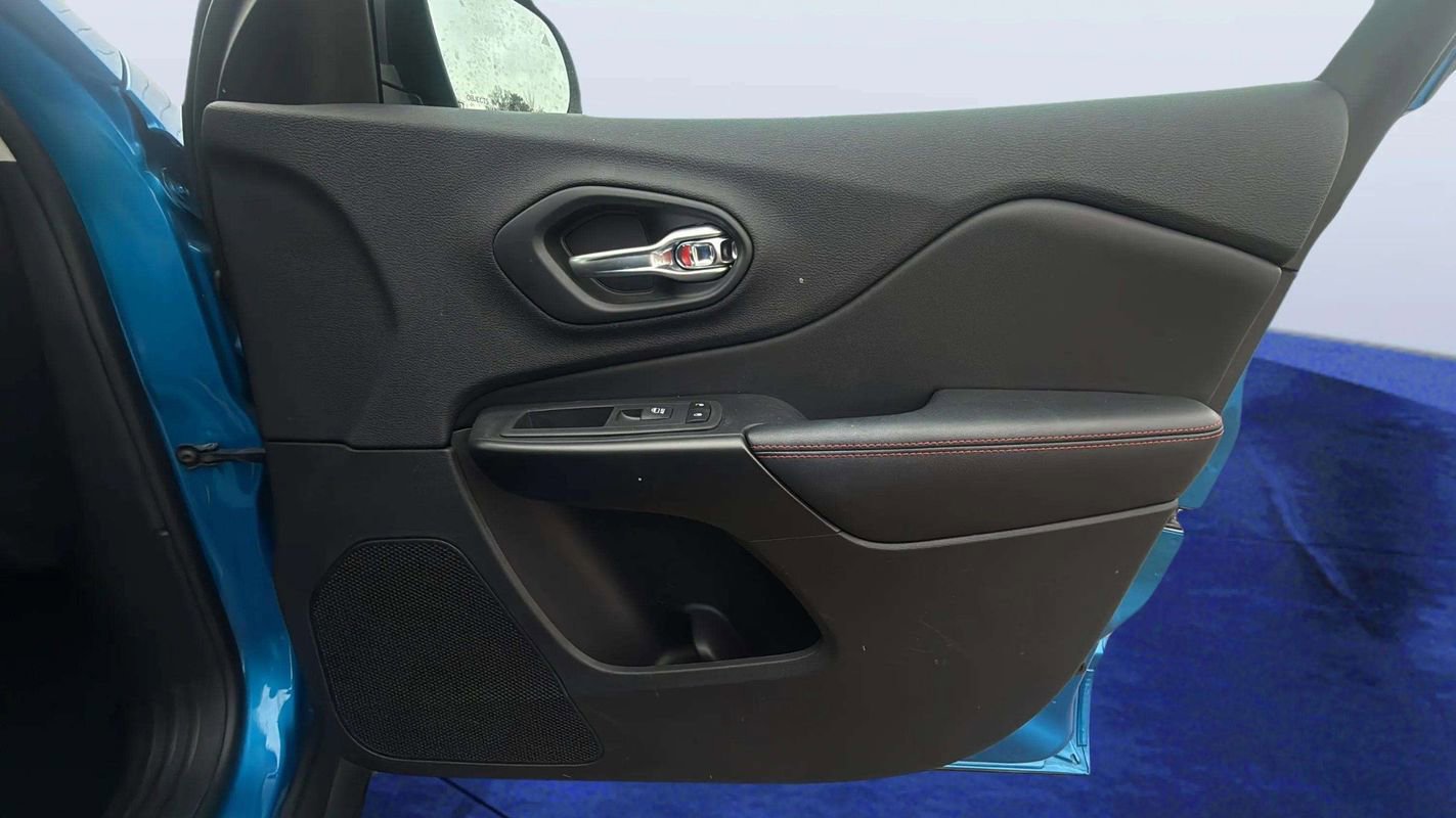 Used 2019 Jeep Cherokee Trailhawk w/ Cold Weather Group image 21