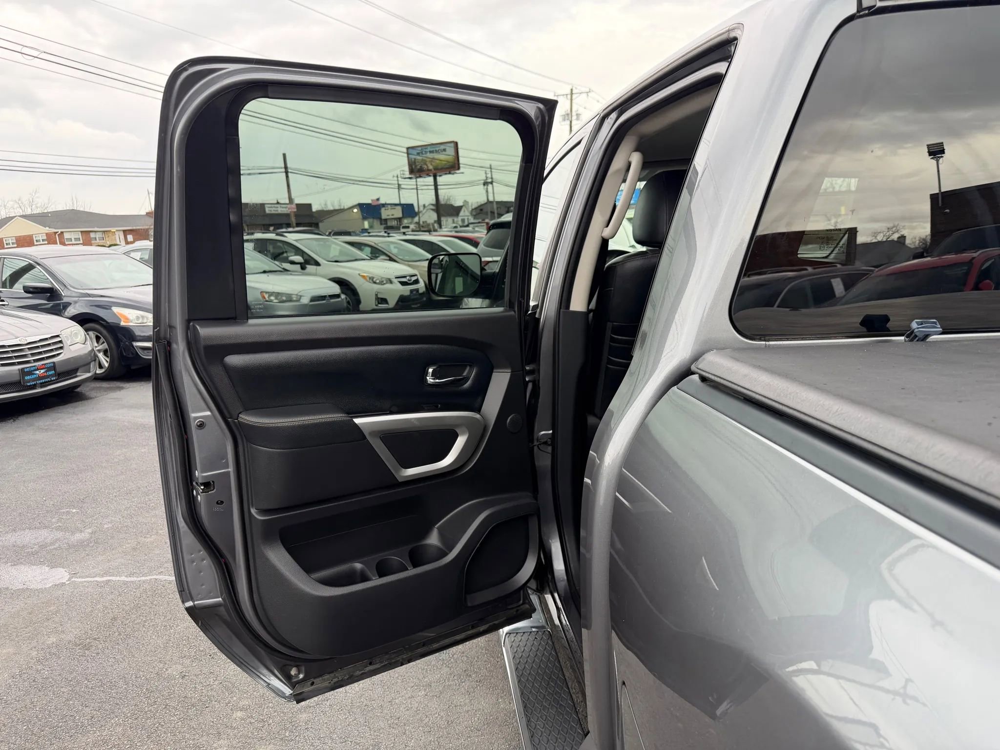 Used 2018 Nissan Titan SL AWD/4WD image 32