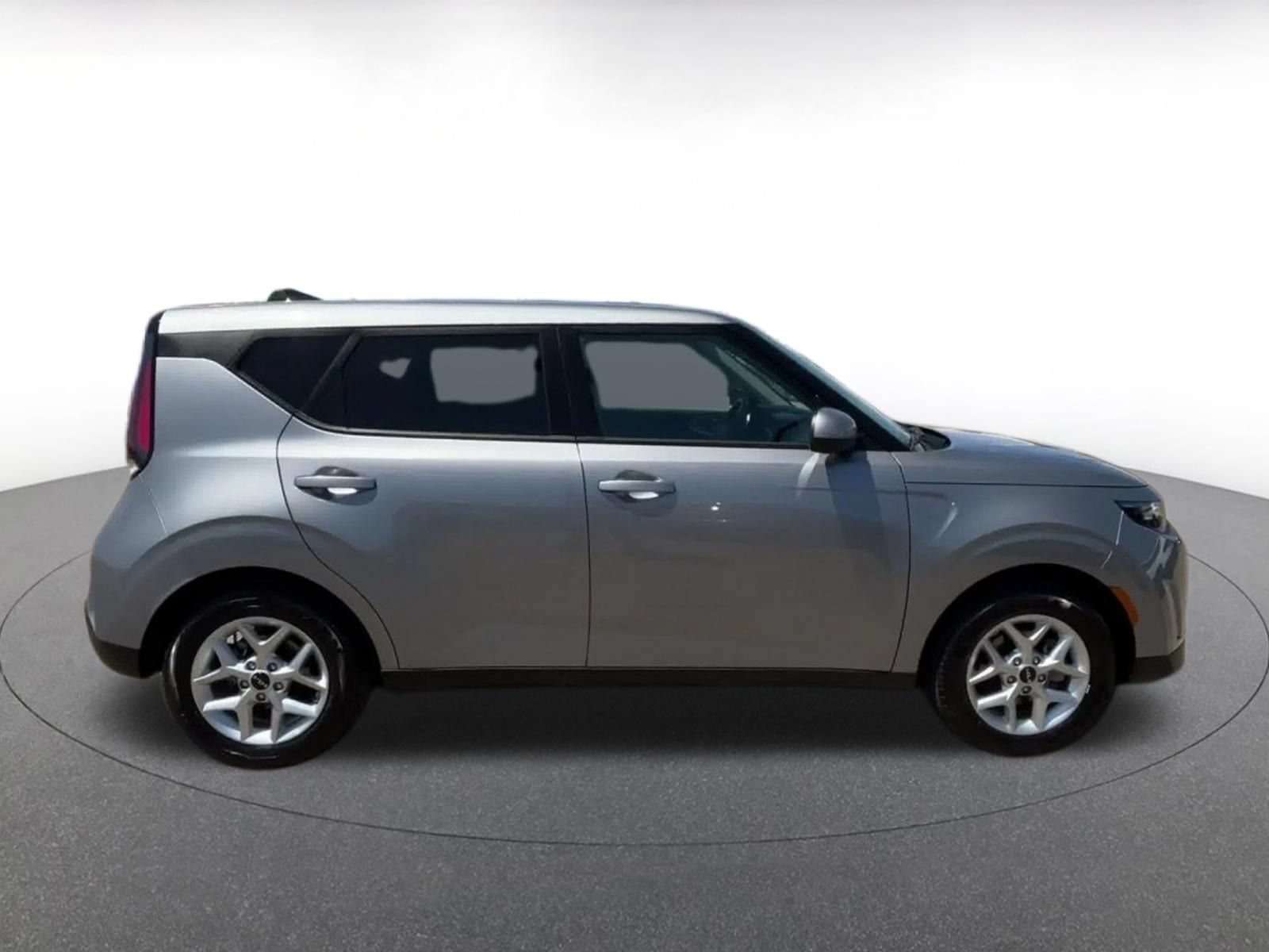 Used 2025 Kia Soul LX w/ LX Technology Package FWD image 13