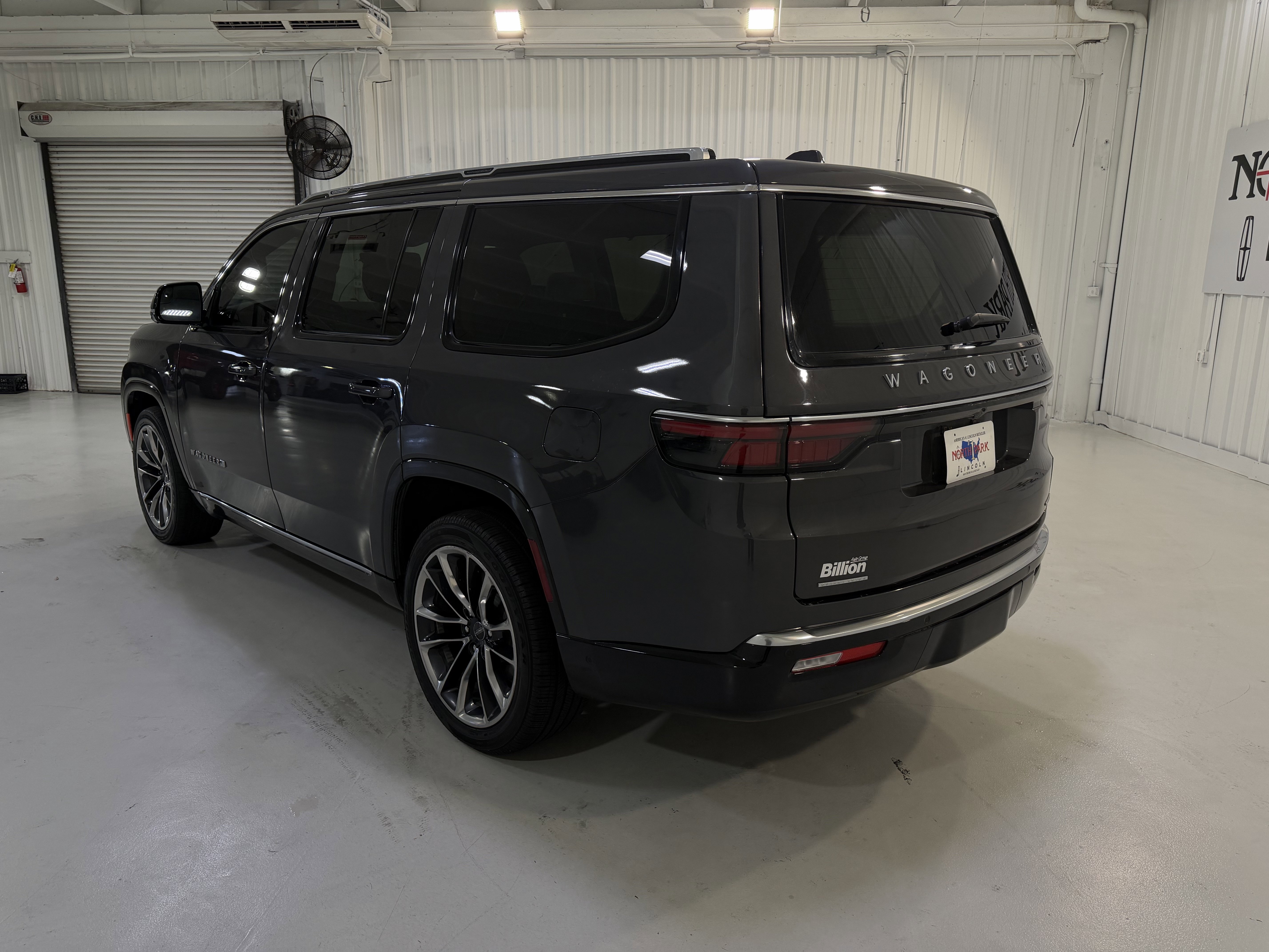 Used 2022 Jeep Wagoneer Series III w/ Premium Group I AWD/4WD image 3