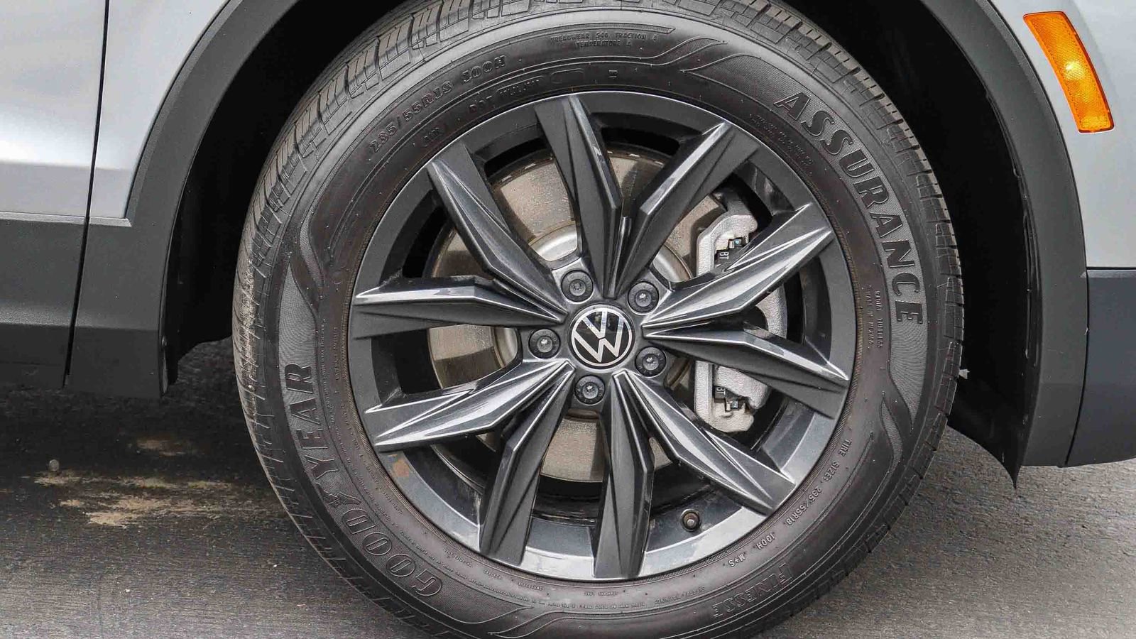 Used 2024 Volkswagen Tiguan SE w/ Panoramic Sunroof Package FWD image 6