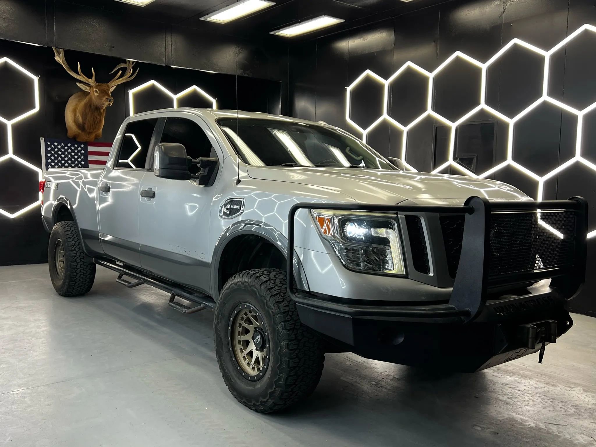 Used 2017 Nissan Titan PRO-4X AWD/4WD image 2