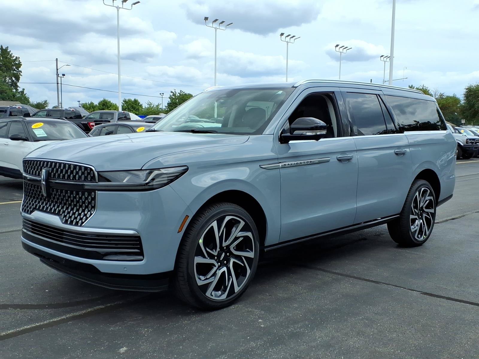 New 2027 Lincoln Navigator L Reserve AWD/4WD image 3