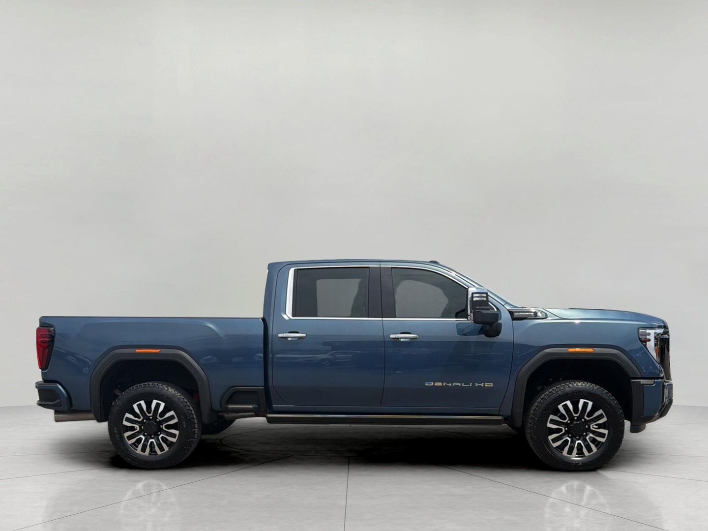 Used 2026 GMC Sierra 3500 Denali Ultimate AWD/4WD image 4