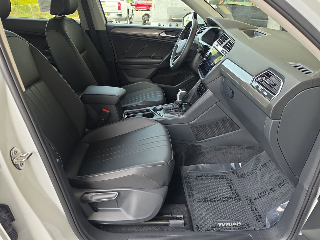 Used 2024 Volkswagen Tiguan SE AWD/4WD image 30